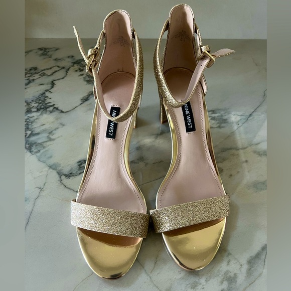 NWOT Nine West open-toe dress sandal in sparkly gold. SZ 8.5 M - Picture 1 of 4